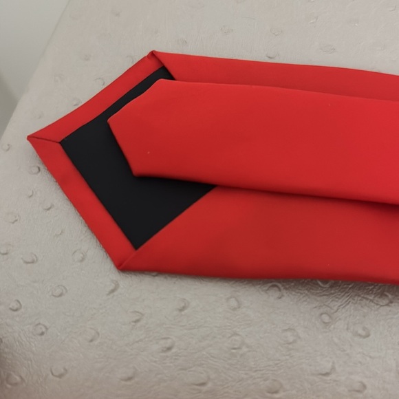 Red tie - Picture 4 of 4